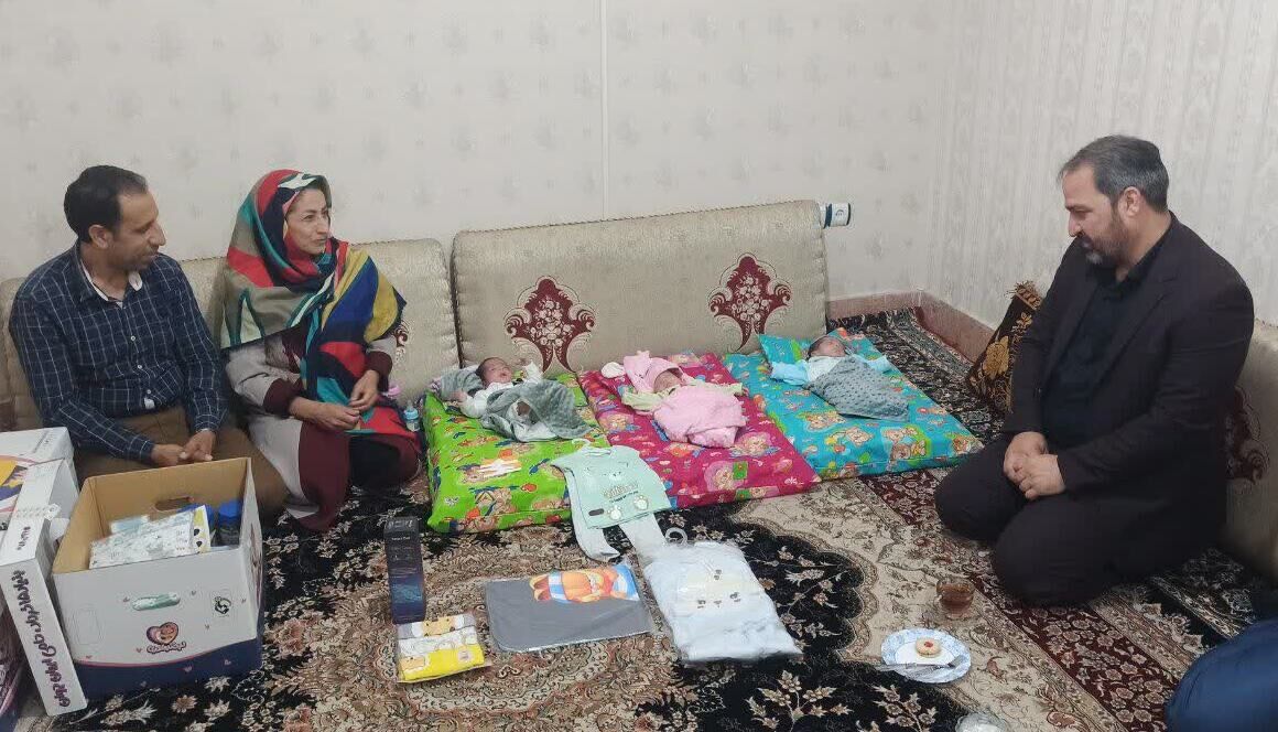 دهمین خانواده دارای فرزند سه قلو در البرز از حمایت های بنیاد ۱۵ خرداد بهره مند شد