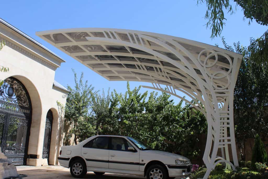 سایبان خودرو در حیاط خانه