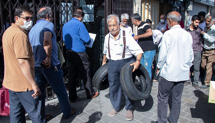 صف های شبانه برای خرید لاستیک دولتی؛ بی تدبیری در اتخاذ ساده ترین تدابیر! صف های شبانه برای خرید لاستیک دولتی؛ بی تدبیری در اتخاذ ساده ترین تدابیر!