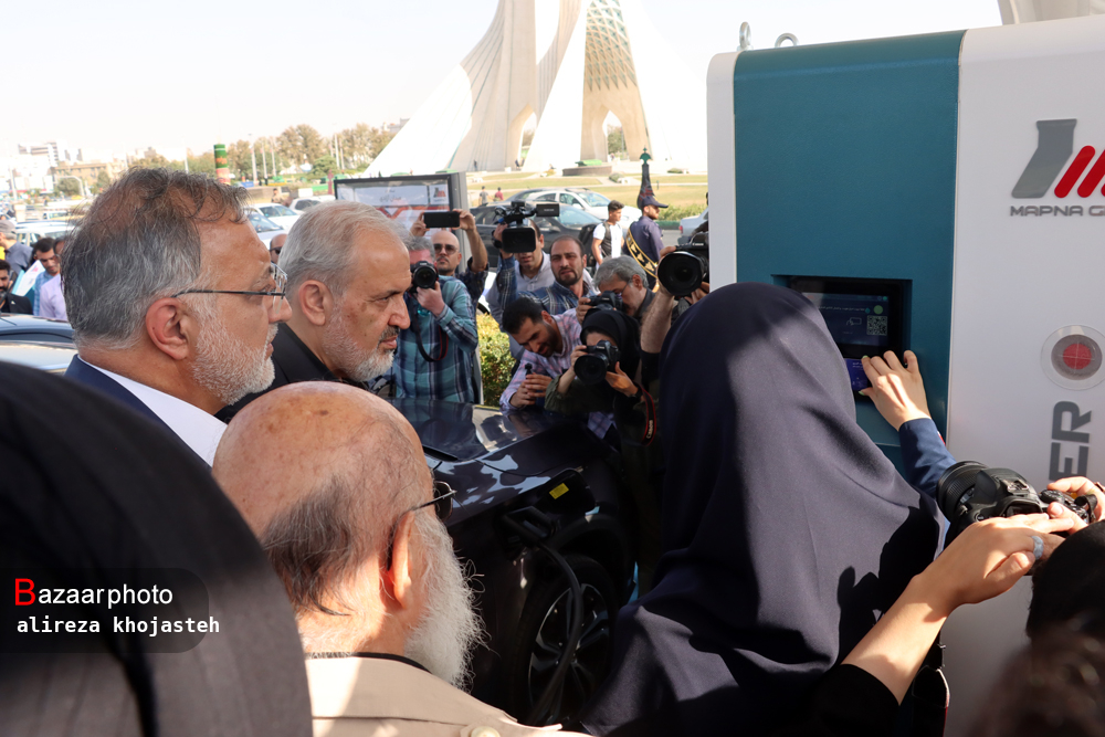 آیین بهره برداری از ۱۵ ایستگاه شارژ خودرو برقی در تهران برگزار شد