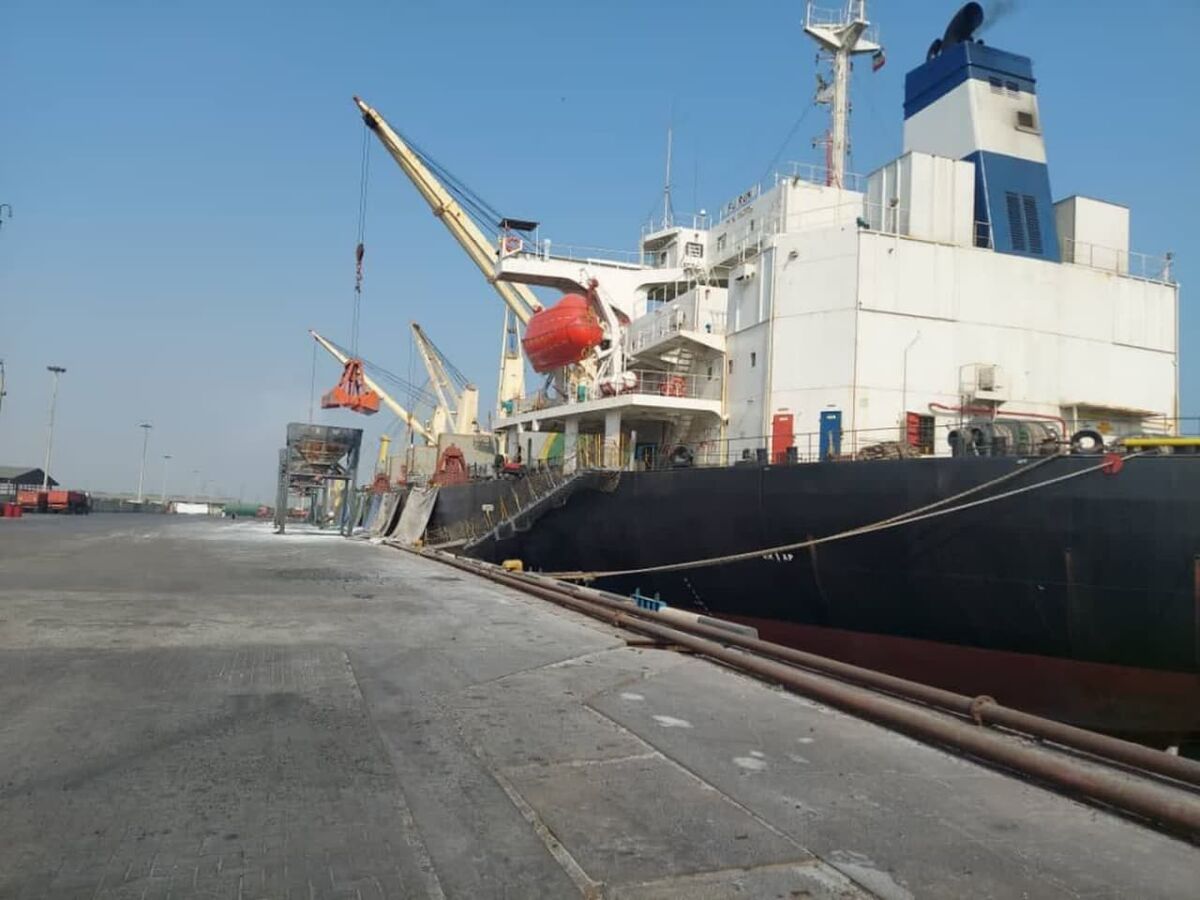 پهلوگیری کشتی حامل ۳۰ هزار تن پودر آلومینیوم در بندر شهید رجایی