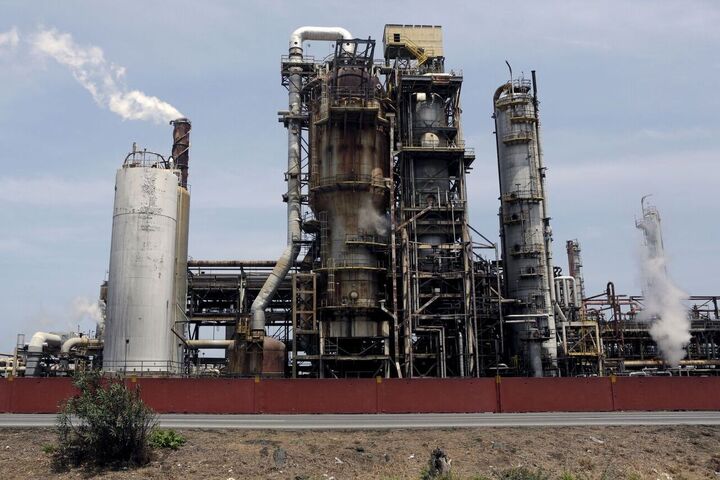 تثبیت صادرات ۲۶۰ هزار بشکه نفت با دو پالایشگاه فراسرزمینی در سوریه و ونزوئلا
