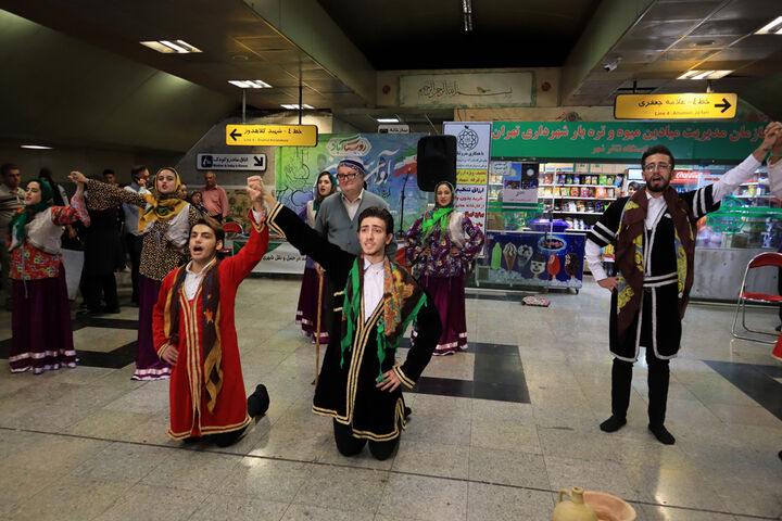 گروه های آئینی آذربایجان شرقی و گلستان با عنوان «روستاآباد» در مترو تهران برنامه زنده اجرا کردند گروه های آئینی آذربایجان شرقی و گلستان با عنوان «روستاآباد» در مترو تهران برنامه زنده اجرا کردند