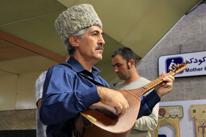 گروه های آئینی روستا ها با عنوان «روستاآباد» در ایستگاه های مترو تهران اجرای برنامه زنده داشتند گروه های آئینی روستا ها با عنوان «روستاآباد» در ایستگاه های مترو تهران اجرای برنامه زنده داشتند