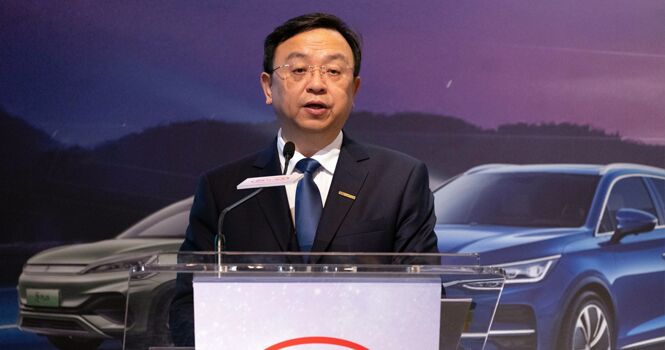 چگونه BYD چین بزرگترین تهدید تسلا شد؟| دانش آموزی که در بازارخودرو دردسرساز شد!