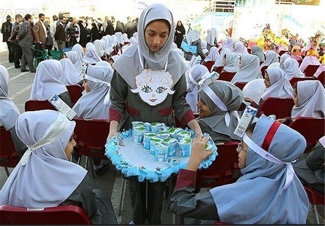چرا شیر در مدارس تهران توزیع نشد؟| مدارس غیردولتی باید شیر را بخرند