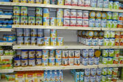 ادامه معضل ارزی شیرخشک در داروخانه ها؛ غذای نوزادان سر از فروشگاه های مواد غذایی در می آورد؟!