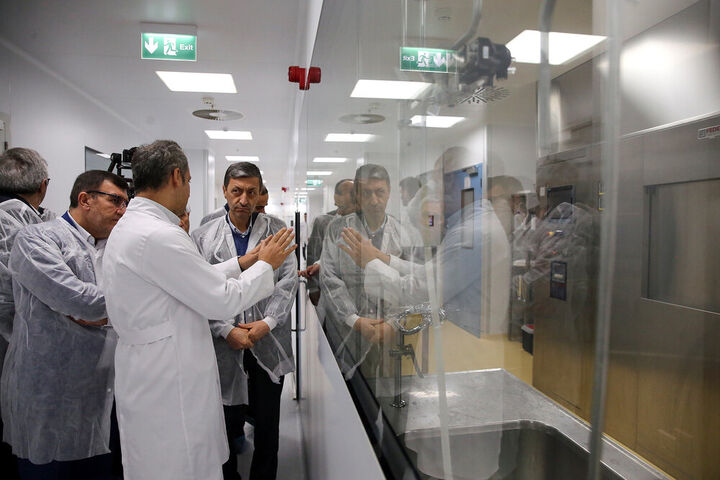 بازدید فتاح از شهرک دارویی برکت و پالایشگاه نفت پارس بازدید فتاح از شهرک دارویی برکت و پالایشگاه نفت پارس