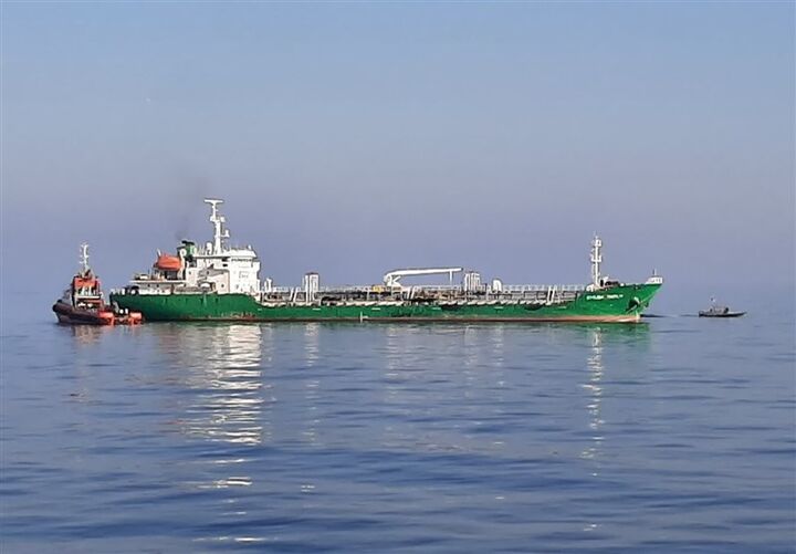تصاویر توقیف ۲ کشتی خارجی حامل سوخت قاچاق