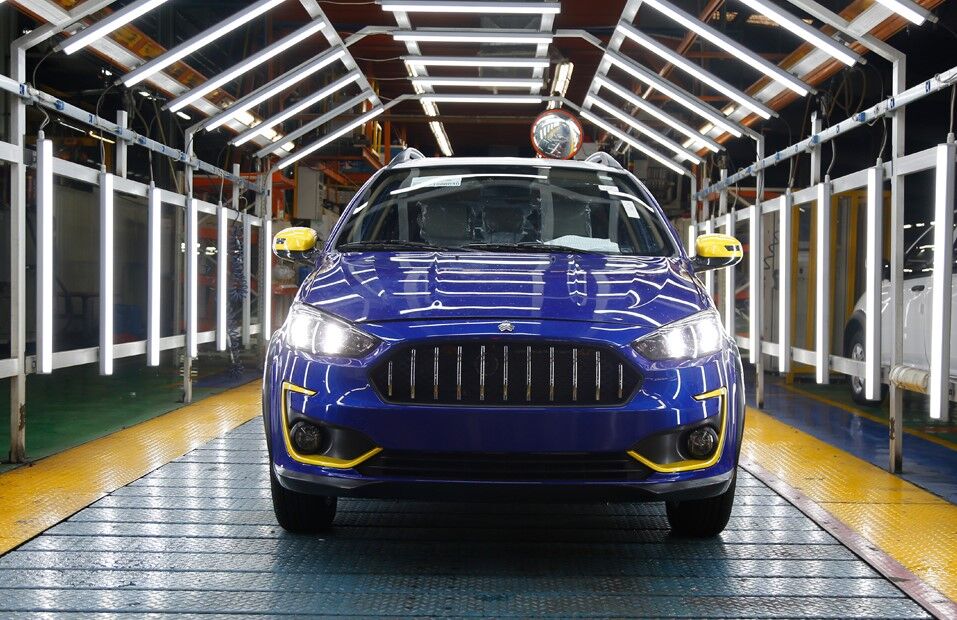 تقابل کاهش قیمت خودرو با افزایش نرخ دلار| کدام خودروها در بازار ارزان شدند؟