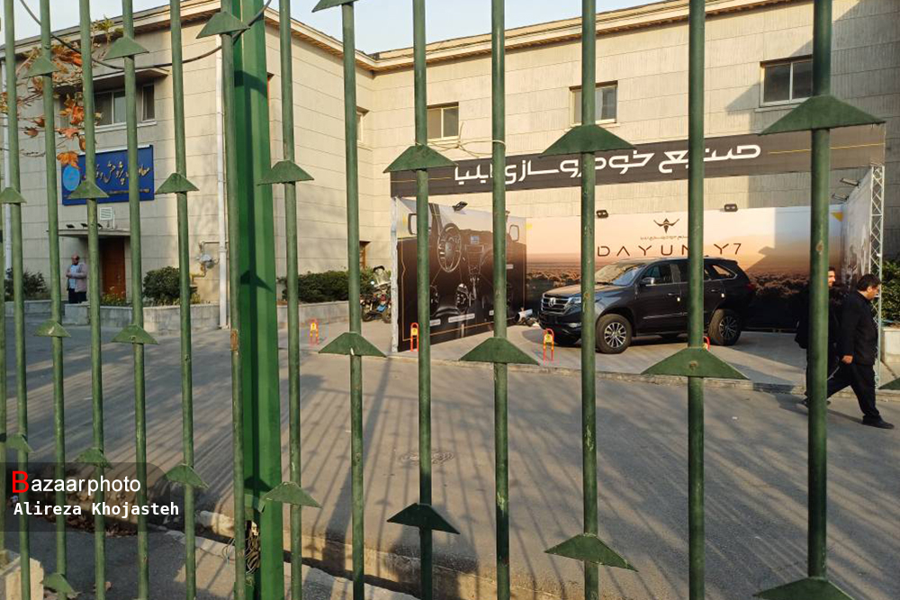 حیاط دانشگاه تهران در قبضه یک خودروی چینی!| علم آموزی یا تبلیغ برای فروش خودروسازی ایلیا؟