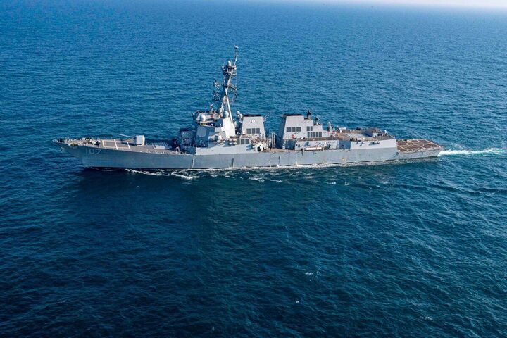 ارتش یمن یک کشتی نیروی دریایی آمریکا را هدف قرار داد