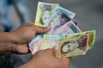 افت ۴۰ درصدی ارزش پول ملی ونزوئلا با وجود توافقات یک طرفه با آمریکا