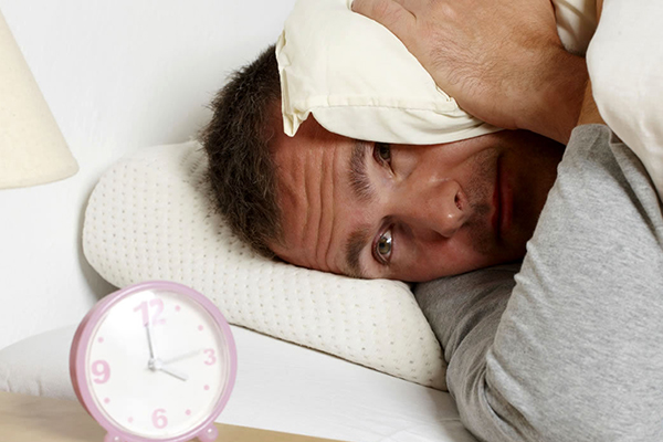 برای درمان اختلال خواب به چه دکتری مراجعه کنیم؟