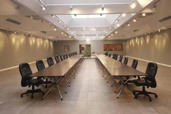 اجاره میز و صندلی کنفرانسی های رنتر برای برگزاری مراسم ها