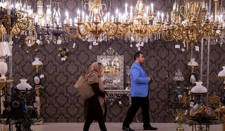چراغ معیشت در خانه لوستر سازان بی نور است؛ عید بی کیفیت های چینی، در روزهای کم رمقِ قدرت خرید چراغ معیشت در خانه لوستر سازان بی نور است؛ عید بی کیفیت های چینی، در روزهای کم رمقِ قدرت خرید