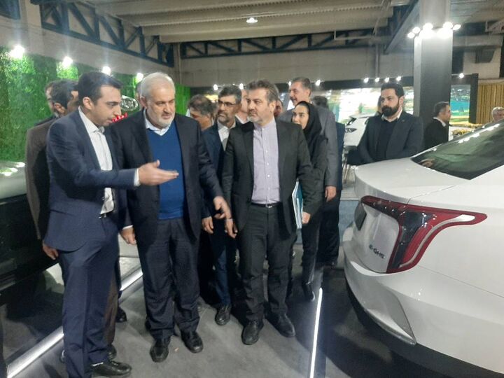 بازدید وزیر صمت از غرفه محصولات گروه بهمن بازدید وزیر صمت از غرفه محصولات گروه بهمن