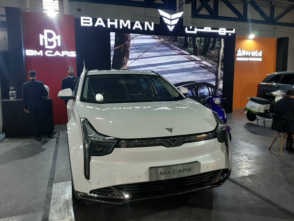 بازدید وزیر صمت از غرفه محصولات گروه بهمن