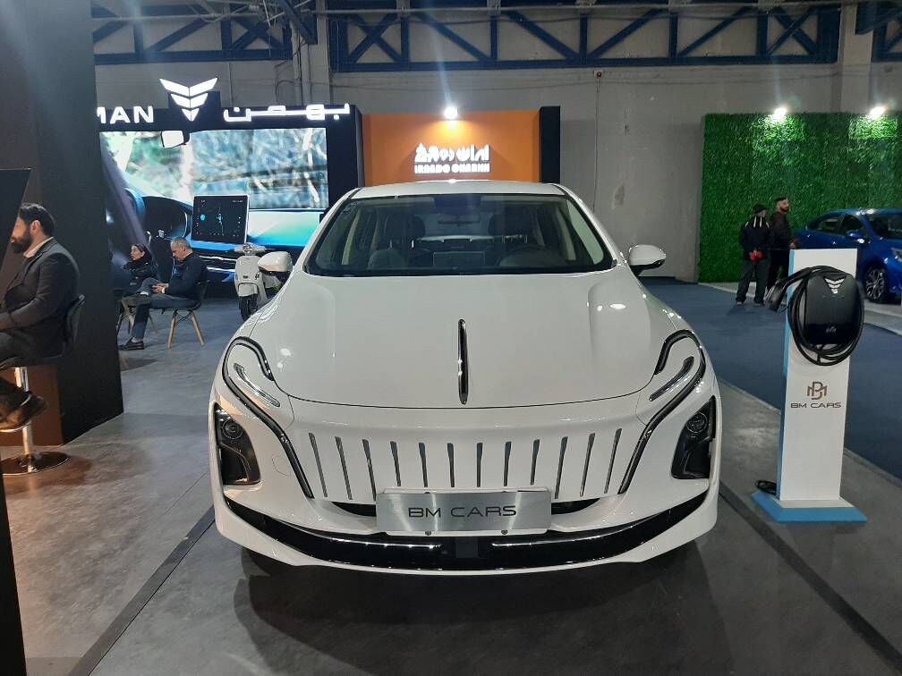 بازدید وزیر صمت از غرفه محصولات گروه بهمن