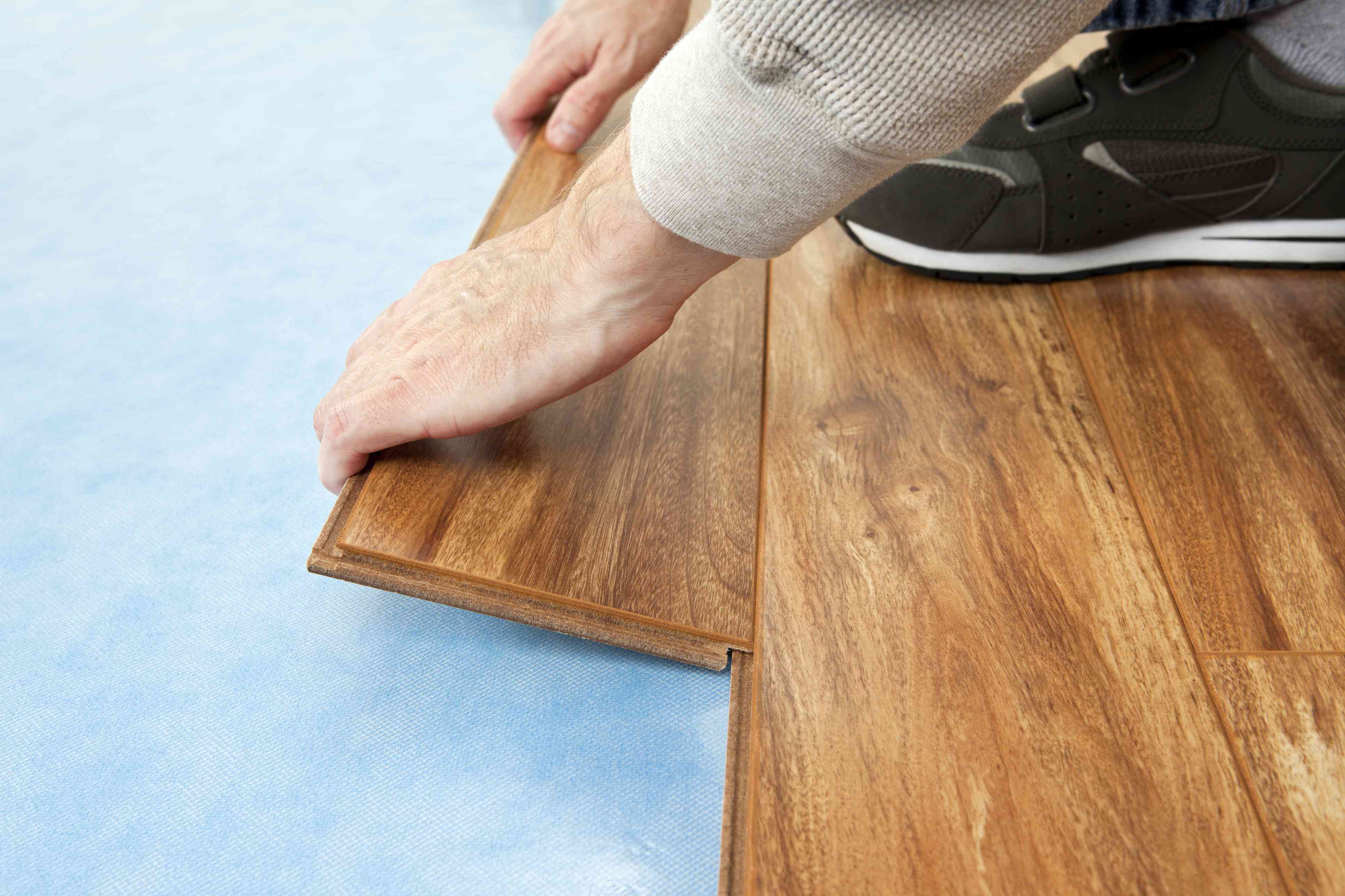 صدای پا میره طبقه پایین؟ عایق صوتی کف و مزایا