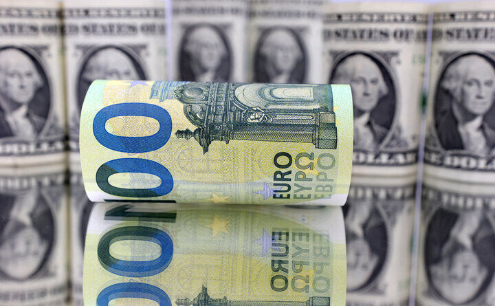 ثبات قیمت دلار و افزایش اندک یورو در مرکز مبادله