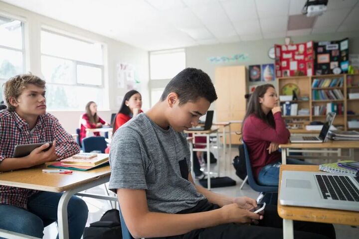 استفاده از تلفن هوشمند در مدارس لس‌آنجلس ممنوع شد