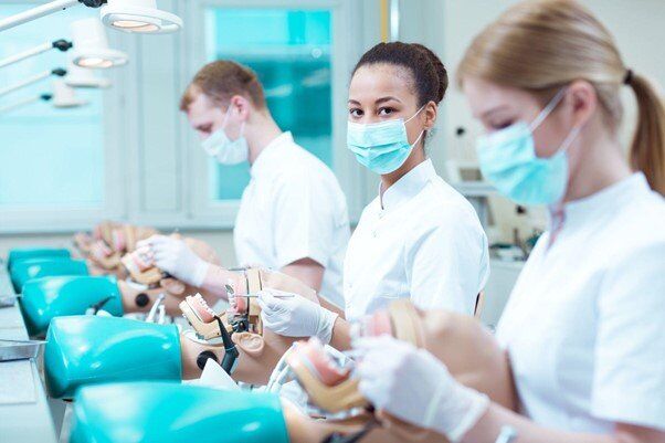 فهرست ۱۰ دانشگاه برتر دنیا برای تحصیل دندانپزشکی در سال ۲۰۲۴