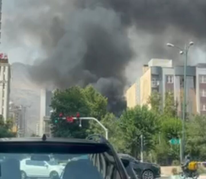 دود غلیظ ناشی از آتش سوزی در منطقه کامرانیه تهران