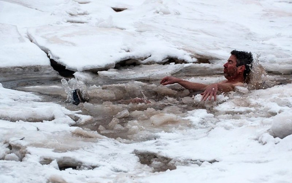 فواید و عوارض شنا در آب سرد | در آب یخ شنا کنیم