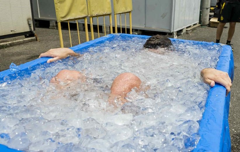 فواید و عوارض شنا در آب سرد | در آب یخ شنا کنیم