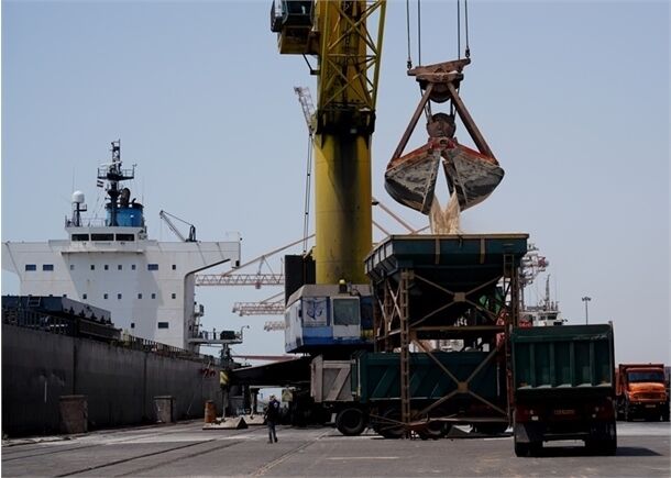 سومین کشتی حامل گندم وارداتی در بندر شهید رجایی پهلو گرفت سومین کشتی حامل گندم وارداتی در بندر شهید رجایی پهلو گرفت