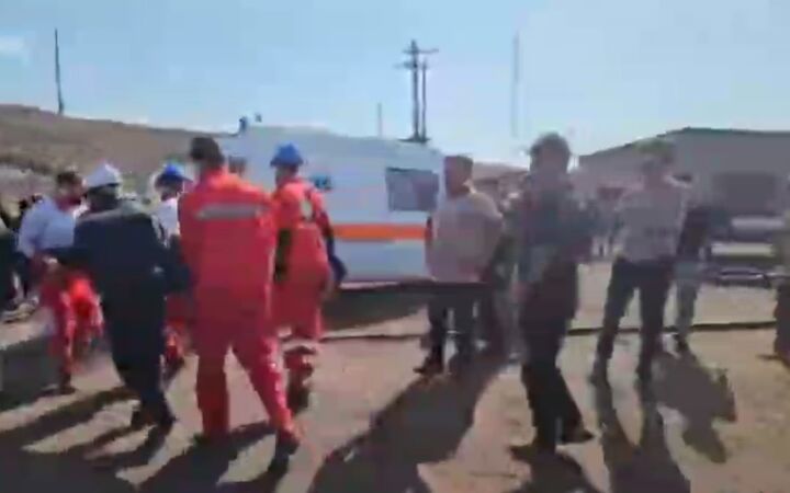 ۲۲ کارگر هنوز در معدن طبس گرفتارند ۲۲ کارگر هنوز در معدن طبس گرفتارند