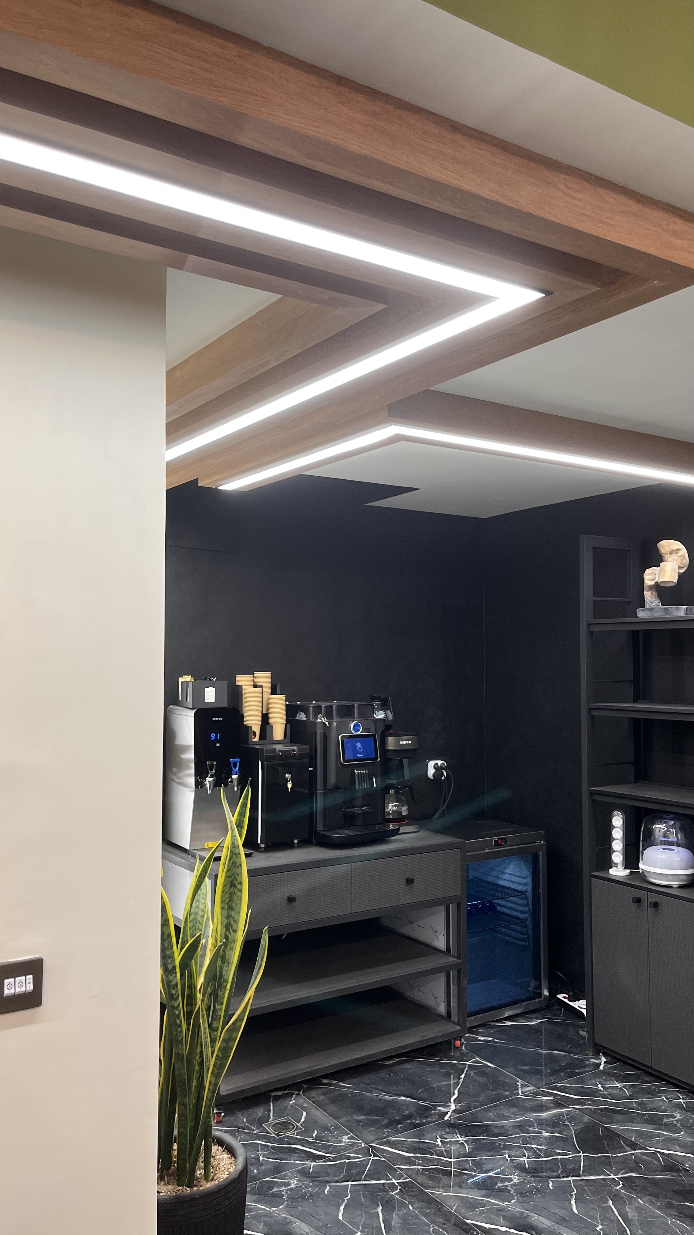 ویژگیهای نورپردازی فضای اداری با چراغ خطی