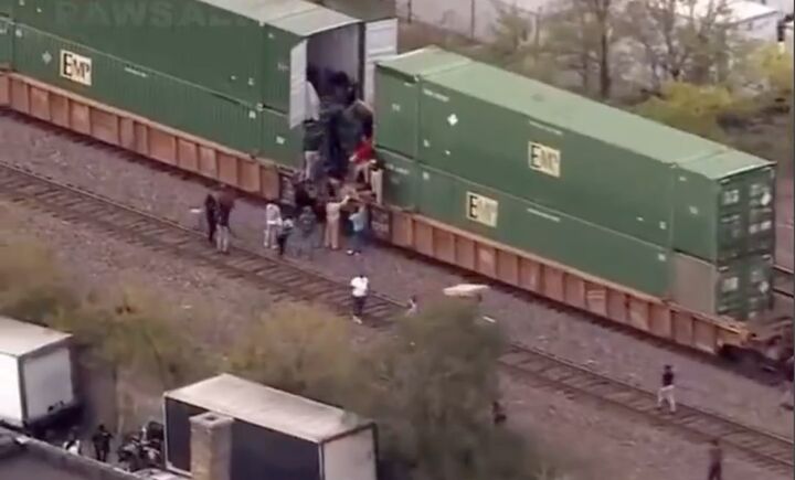 غارت از فروشگاه ها در آمریکا به قطارهای باری رسید! غارت از فروشگاه ها در آمریکا به قطارهای باری رسید!