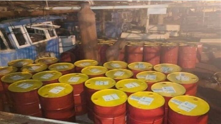 یک میلیون و ۳۲۴ هزار لیتر سوخت از یک واحد صنعتی کشف شد یک میلیون و ۳۲۴ هزار لیتر سوخت از یک واحد صنعتی کشف شد