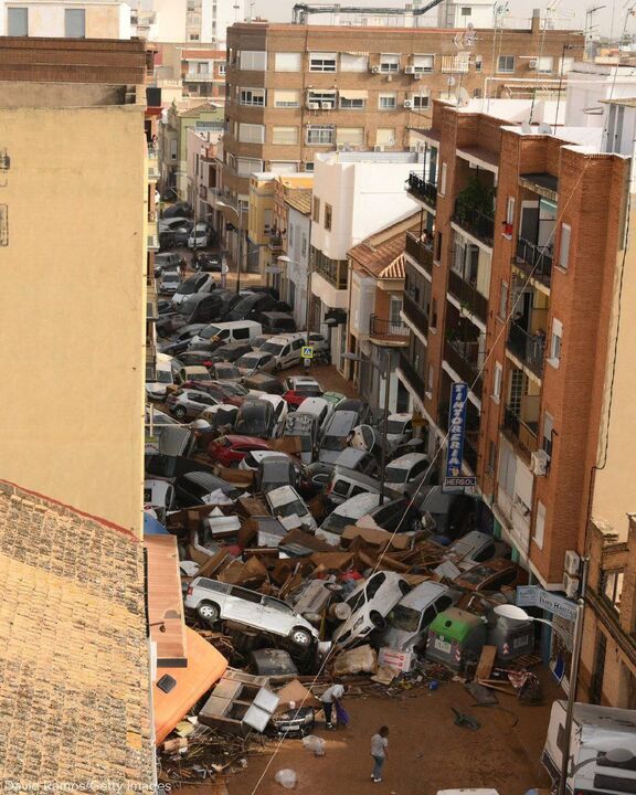 استقبال سیل زدگان اسپانیا از پادشاه این کشور با گِل استقبال سیل زدگان اسپانیا از پادشاه این کشور با گِل