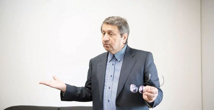 انتقاد همتی از وقفه ۲۰ ساله در آمادهسازی سامانه گمرک
