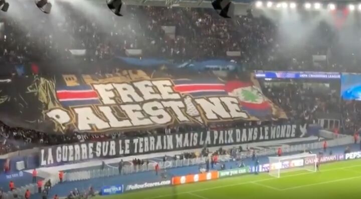 پرچم فلسطین و لبنان در دست هواداران پاری سن ژرمن پرچم فلسطین و لبنان در دست هواداران پاری سن ژرمن