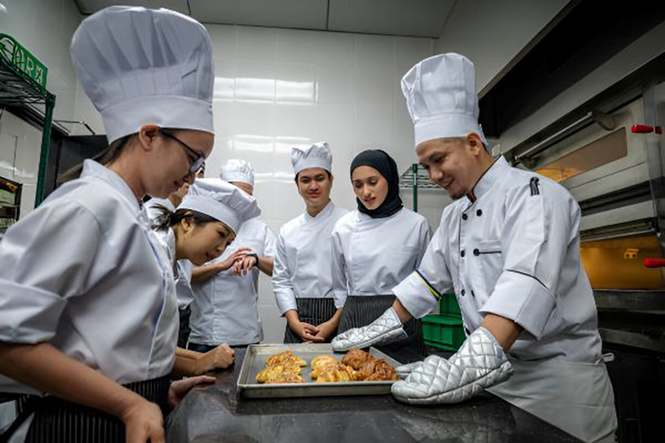 صفر تا صد کارگاه شیرینیپزی + تجهیزات مورد نیاز