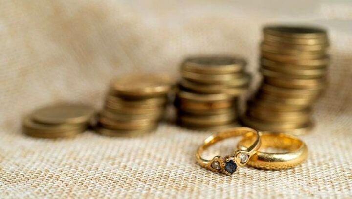 بنر یک پدر و پسر در دادگستری: ۵ سال است مهریه همسر فوت شدهام را میپردازم، این انصاف است؟ بنر یک پدر و پسر در دادگستری: ۵ سال است مهریه همسر فوت شدهام را میپردازم، این انصاف است؟