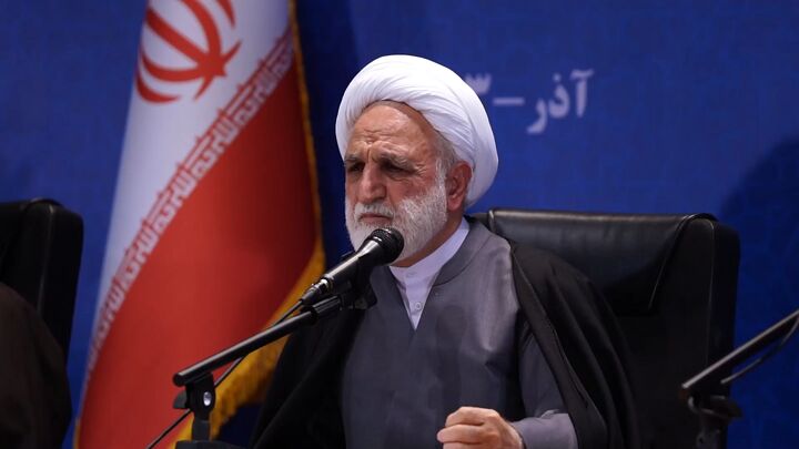 انتقاد رئیس قوه قضاییه از سالن جلسه گرم و تعداد لامپهایی که در آن روشن بود انتقاد رئیس قوه قضاییه از سالن جلسه گرم و تعداد لامپهایی که در آن روشن بود