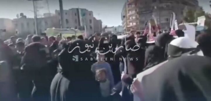 معترضان سوری به الجولانی شعار "خائنی که انقلاب را فروخت" سر دادند معترضان سوری به الجولانی شعار "خائنی که انقلاب را فروخت" سر دادند