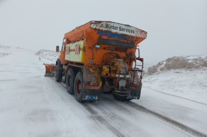 محور کیاسر به دلیل برف سنگین مسدود است محور کیاسر به دلیل برف سنگین مسدود است
