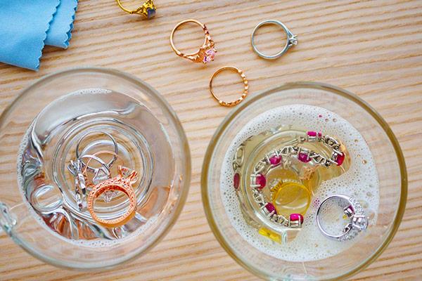 چگونه بدلیجات استیل را براق کنیم؟ ۴ روش سریع و آسان