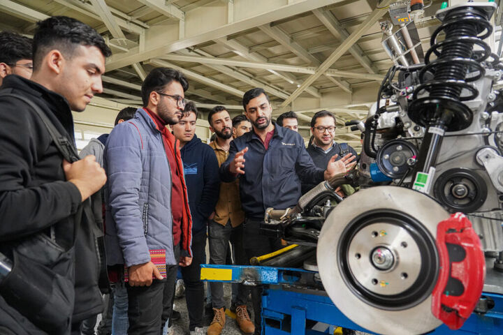 بازدید دانشجویان دانشگاه شریف از خطوط تولید کارخانه بهمن موتور بازدید دانشجویان دانشگاه شریف از خطوط تولید کارخانه بهمن موتور