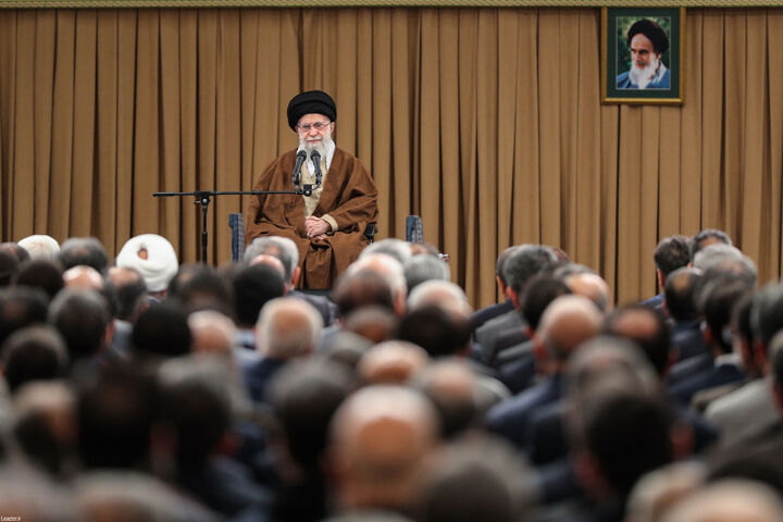 رهبر انقلاب: آن متوهم خیالباف گفت که ایران ضعیف شده! صدام و ریگان هم همین فکر را میکردند! رهبر انقلاب: آن متوهم خیالباف گفت که ایران ضعیف شده! صدام و ریگان هم همین فکر را میکردند!