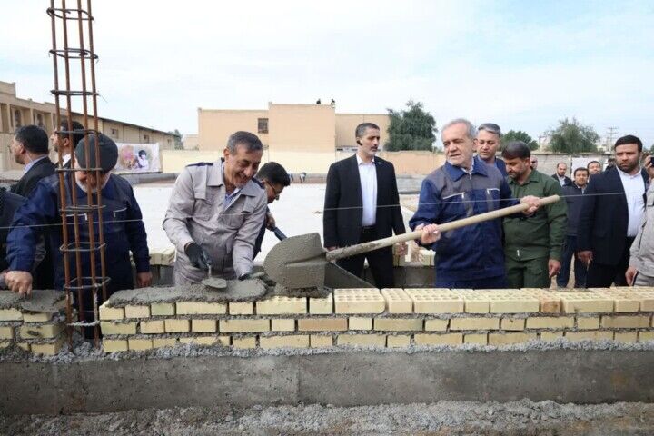 پزشکیان نخستین خشت مدرسه سازی مردمی در خوزستان را بنا کرد پزشکیان نخستین خشت مدرسه سازی مردمی در خوزستان را بنا کرد