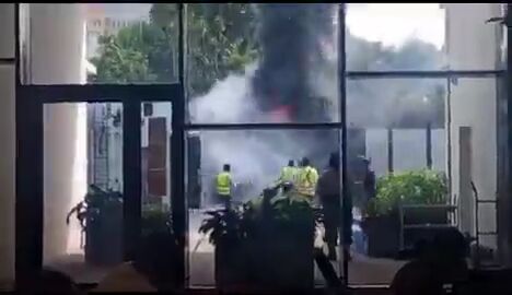 تصاویر جدیدی از حمله معترضان کنگویی به سفارت آمریکا و فرانسه در پایتخت این کشور تصاویر جدیدی از حمله معترضان کنگویی به سفارت آمریکا و فرانسه در پایتخت این کشور