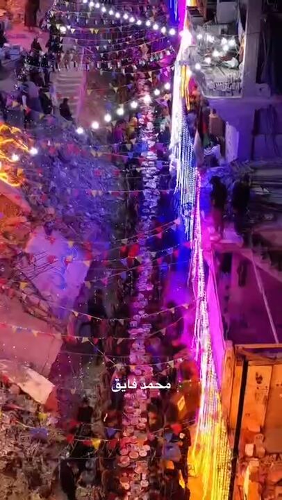 فلسطینی ها در میان ویرانه های خانه های خود در نوار غزه سحری می خورند فلسطینی ها در میان ویرانه های خانه های خود در نوار غزه سحری می خورند