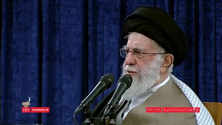 رهبر انقلاب: قلدران عالم می گویند همه باید از ما تبعیت کنند رهبر انقلاب: قلدران عالم می گویند همه باید از ما تبعیت کنند